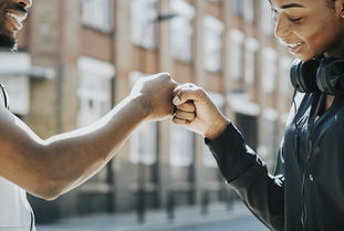 开云官网APP下载-NBA球员比赛中非语言沟通方式及战术作用，nba说话